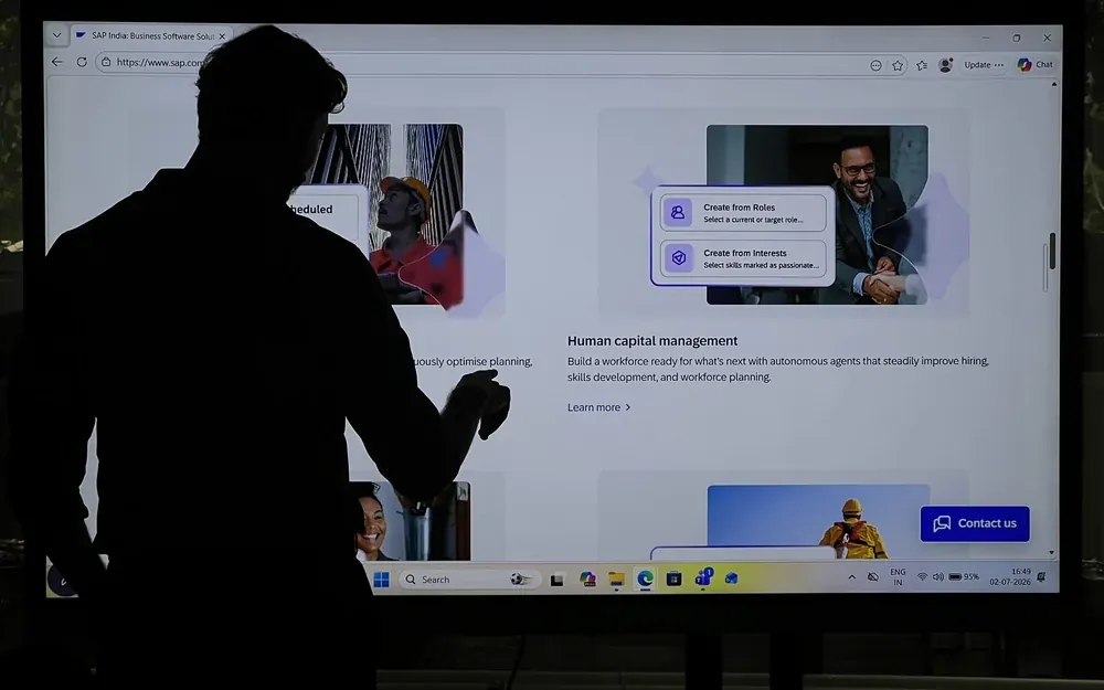 Instructor-led SAP session with a trainer presenting on screen